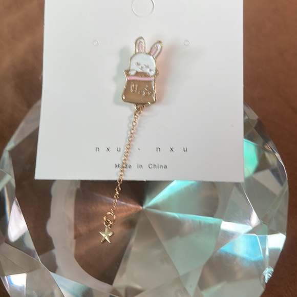 Magic hat/rabbit enamel pin - Picture 2 of 5